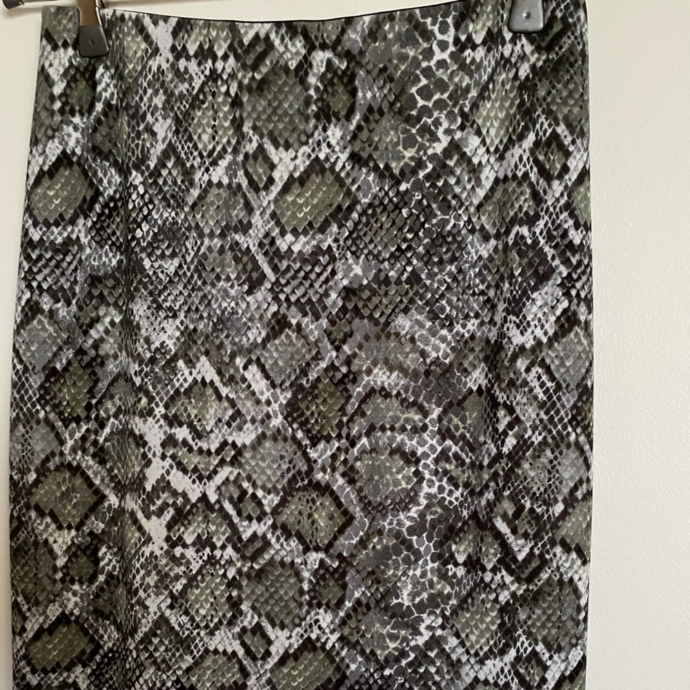 Jupe ajustée et stretch, motif animalier Vert noir blanc